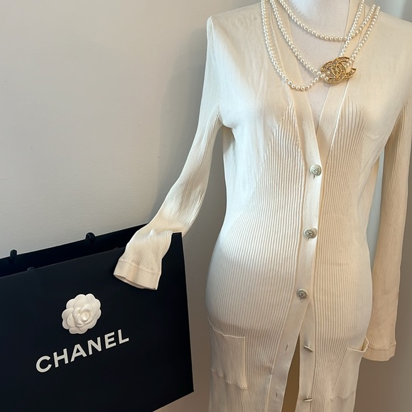 CHANEL DRESS Snow White Gorgeous color with Chanel CC buttons on front Size 42 - Picture 3 of 9